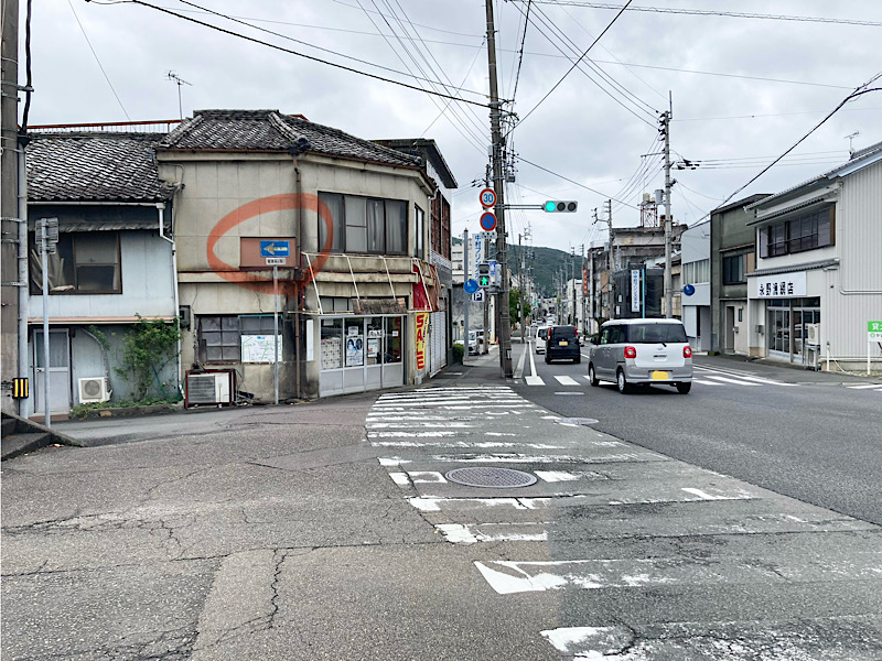 スタントマン旅行2日目 四万十市郷土博物館おすすめルート入り口写真 中村プリンスホテルの看板と一方通行の標識