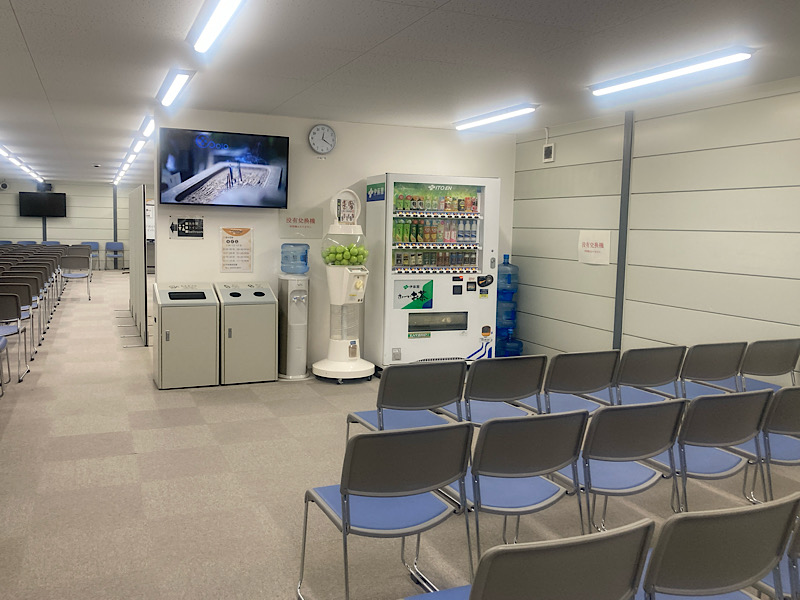 25/10台湾旅行 高知発台湾便 プレハブ待合室