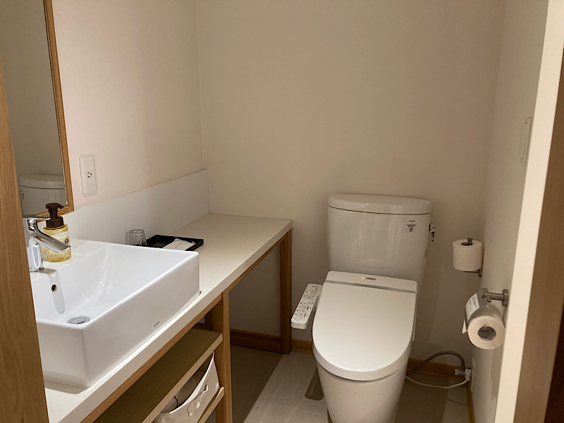 25/10台湾旅行 グレイスリー台北 洗面所とトイレ