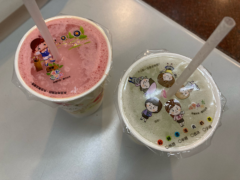 25/10台湾旅行 台北駅地下街ドリンクスタンド グァバ・スイカジュース