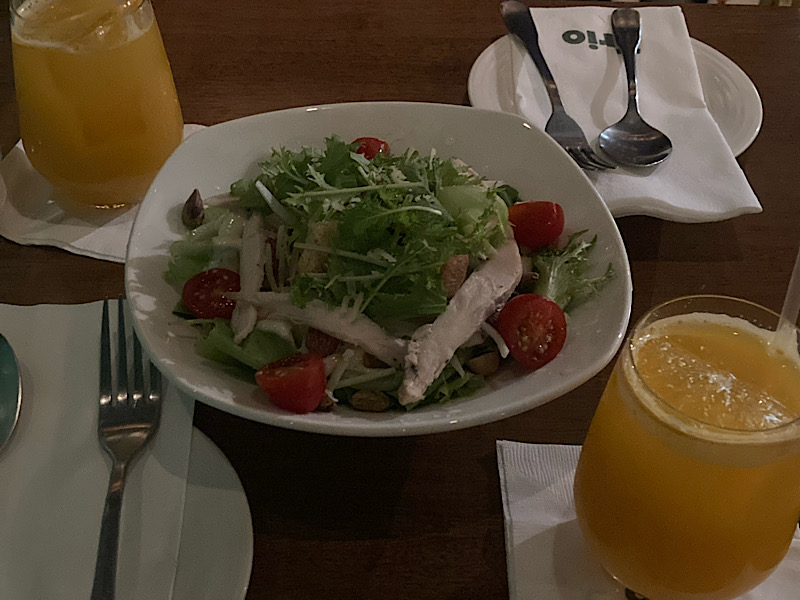 25/10台湾旅行 Trio Bitters チキンのサラダ、オレンジジュース