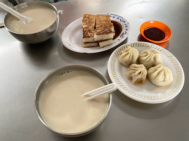 25/10台湾旅行 五湖豆漿 大根餅、小籠包、混漿