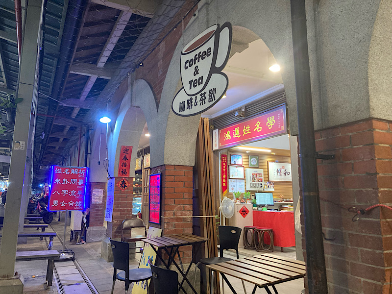 25/10台湾旅行 士林夜市 穴場ベンチ